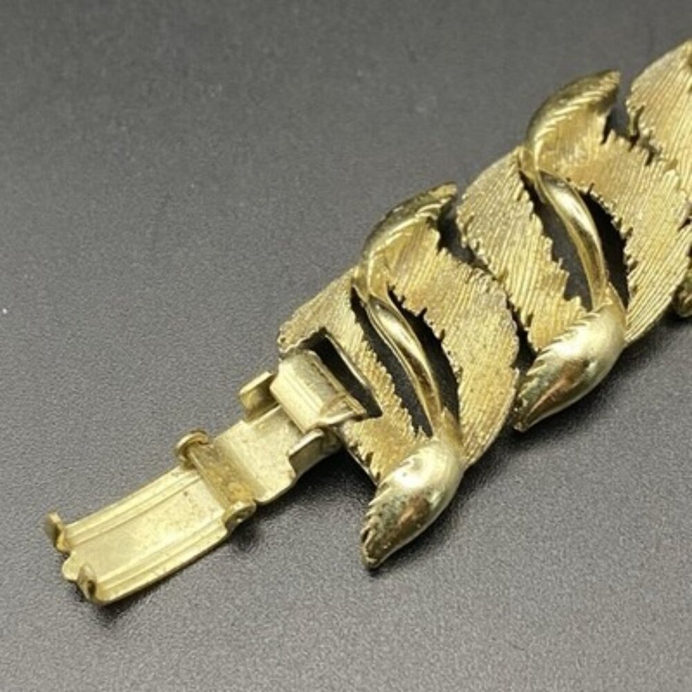 Vintage Lisner Gold Tone Leaf Link Bracelet 7x.75" Textured Feather Foldover - Picture 8 of 15